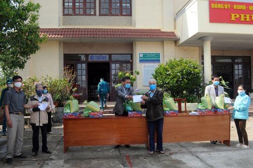 Trao quà cho người bán vé số dạo, gia đình chính sách, hộ khó khăn