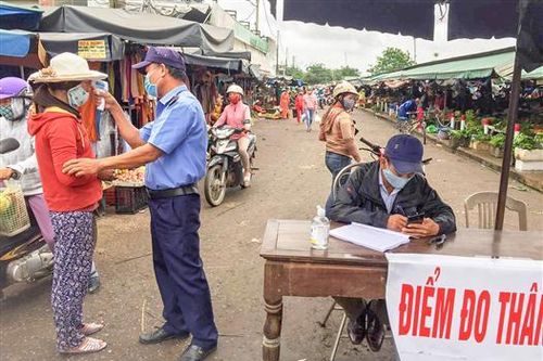 Lập 4 chốt kiểm tra thân nhiệt tại Chợ thị xã Quảng Trị