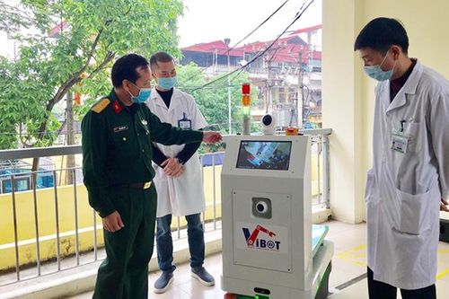 Chế tạo thành công robot vận chuyển trong khu vực cách ly