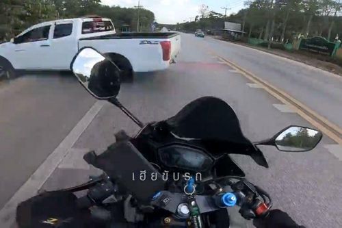 Kỹ thuật siêu hạng giúp biker thoát tử thần trước đầu bán tải