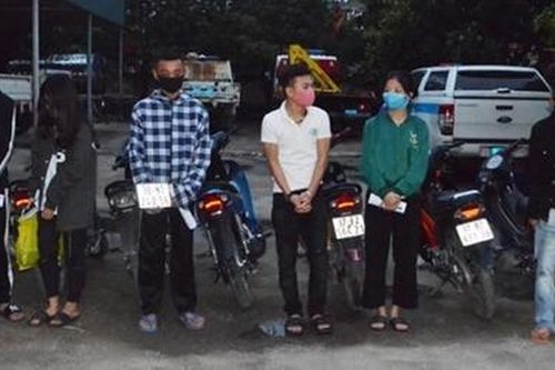 Chặn bắt nhóm 'choai choai' tháo biển số xe rồi 'đánh võng'
