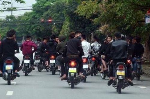 Nhóm thanh thiếu niên điều khiển xe mô tô dàn hàng ngang trên đường