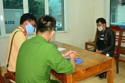 Tên trộm xe chuyên nghiệp lao thẳng xe vào cảnh sát để tẩu thoát