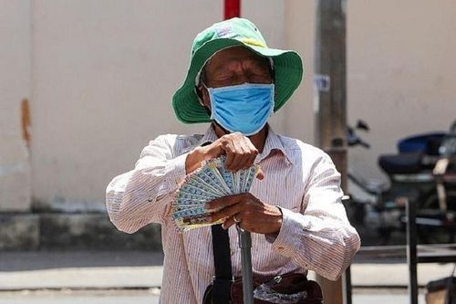 TP.HCM chi tiền hỗ trợ người bán vé số dạo trước 10/4