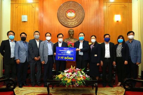 Tiếp nhận tiền và hiện vật hỗ trợ phòng, chống dịch Covid-19