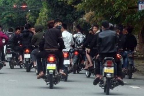 Nhóm thanh thiếu niên điều khiển môtô dàn hàng ngang trên đường