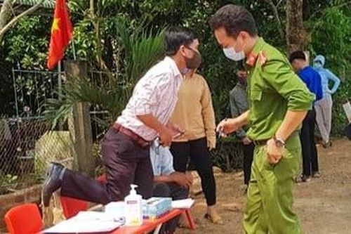 Đánh công an tại chốt kiểm dịch Covid-19