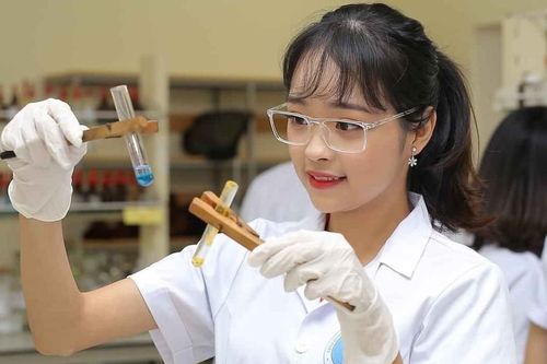 9X làm nước sát khuẩn, mũ chắn giọt bắn chống dịch Covid-19
