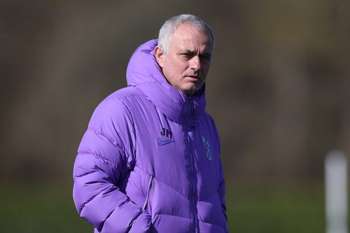 HLV Mourinho và 3 cầu thủ Tottenham vi phạm quy định cách ly