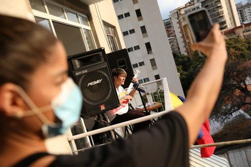 Văn hóa ban công ở các nước lên ngôi giữa mùa dịch Covid-19