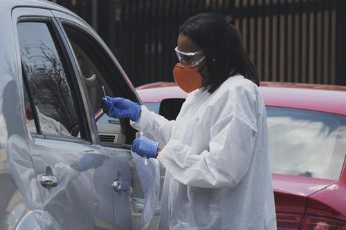 Đi thăm và ăn trưa nhà bạn ngày phong tỏa toàn quốc dịch Covid-19, bộ trưởng bị 'xử'