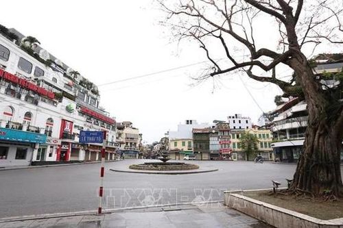 Phố phường Thủ đô vắng bóng người ngày đầu thực hiện xử phạt người ra đường không cần thiết