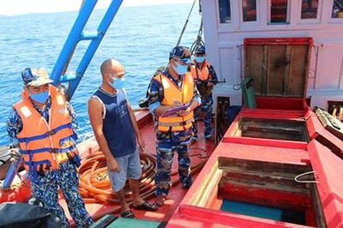Bộ Tư lệnh Vùng Cảnh sát biển 4 tạm giữ tàu chở 50.000 lít dầu D.O không rõ nguồn gốc