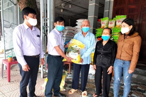 Nhiều hộ dân ở TP Hà Tĩnh ủng hộ hàng tấn gạo phòng chống dịch Covid-19