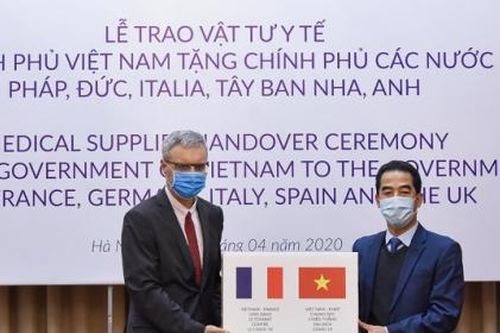 Việt Nam xuất sang Mỹ hơn 450.000 bộ quần áo bảo hộ phục vụ phòng, chống dịch Covid-19
