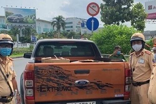 TP.HCM: Phát hiện ô tô chở 10.000 khẩu trang không xuất xứ