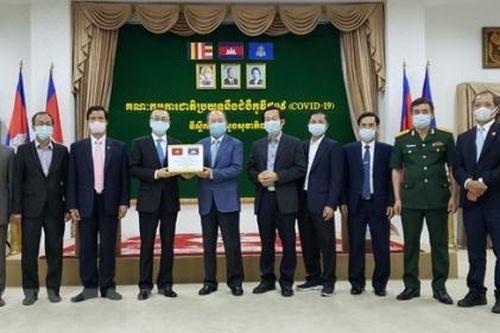 Việt Nam viện trợ Campuchia thiết bị y tế phòng, chống dịch Covid-19