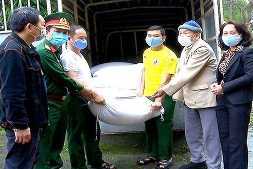 Cụ bà Phú Thọ hiến của hồi môn, bé gái đập lợn chung tay chống dịch Covid-19