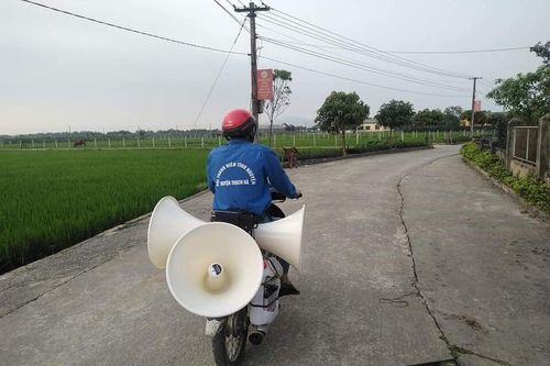 Thanh niên tình nguyện 'cõng loa' đến từng thôn xóm tuyên truyền phòng COVID-19