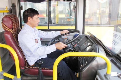 Hàng nghìn lái, phụ xe buýt bị giảm 50% thu nhập