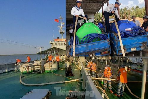 Chiến sĩ Hải quân mang dòng nước nghĩa tình đến đồng bào vùng hạn mặn