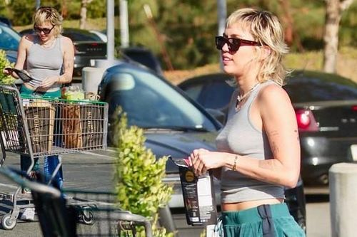 Miley Cyrus 'thả rông' vòng 1, không khẩu trang đi mua sắm cùng tình trẻ
