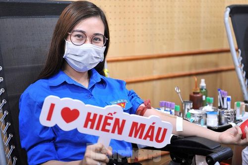 Những giọt máu ấm nóng tình người trong dịch COVID-19