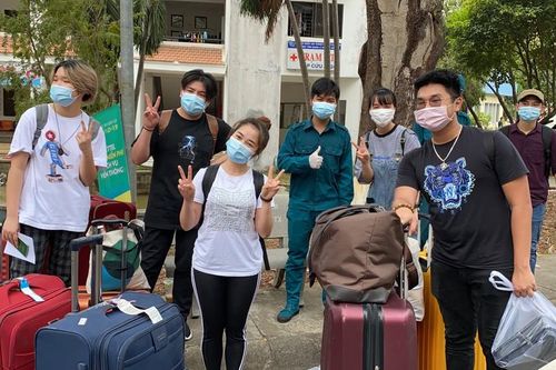 Hết thời gian cách ly, du học sinh xúc động gửi lời cám ơn các chú bộ đội