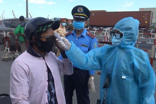 TPHCM phát hiện 15 người thân nhiệt cao tại chốt kiểm soát các cửa ngõ