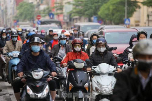 Hà Nội: Người dân lại đổ ra đường, có nơi ùn tắc nhẹ dù đang cách ly xã hội