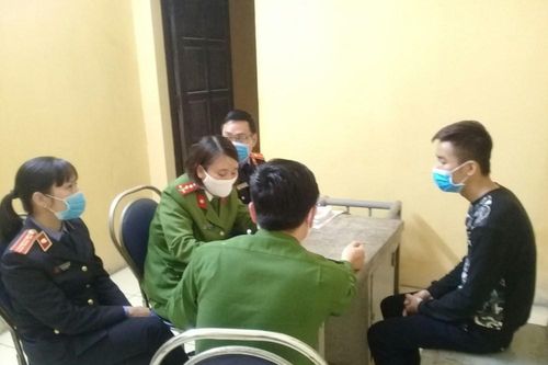 Nam thanh niên bị khởi tố vì lao xe máy 'thông chốt' kiểm dịch