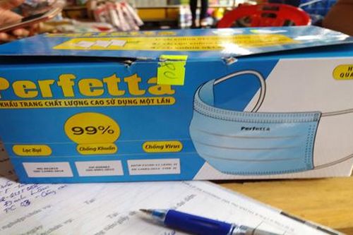Phạt 37 triệu đồng một cơ sở kinh doanh bán khẩu trang giá cao
