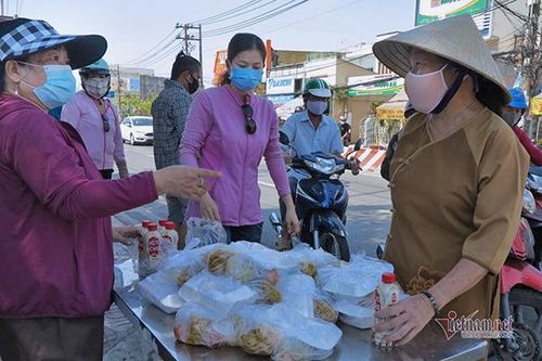 'Người đi xe tay ga đến nhận quà, chúng tôi cương quyết từ chối'