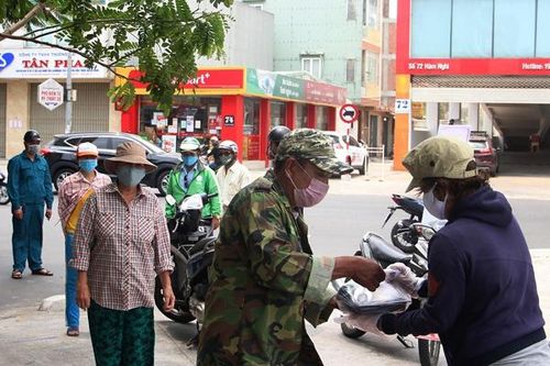 Người Đà Nẵng góp gạo, chia cơm 'dìu nhau' qua cao điểm dịch