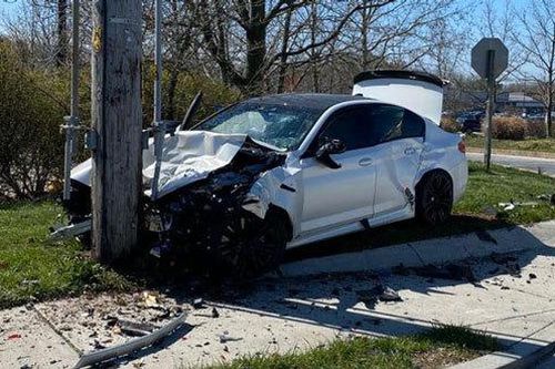Vừa rời đại lý, BMW đâm cột điện, nát đầu