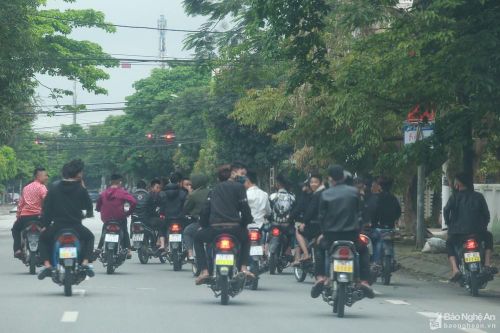 Triệu tập nhóm thanh niên Nghệ An đi xe máy dàn hàng ngang đăng trên mạng xã hội