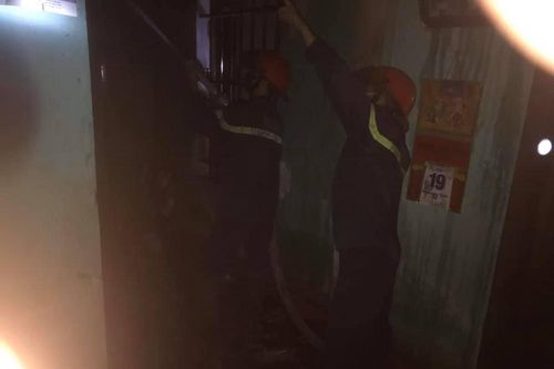 Cháy từ phòng ngủ, 4 người lớn và 1 trẻ em thoát nạn