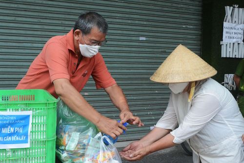 Ấm lòng những suất cơm di động miễn phí trong cơn bão COVID-19