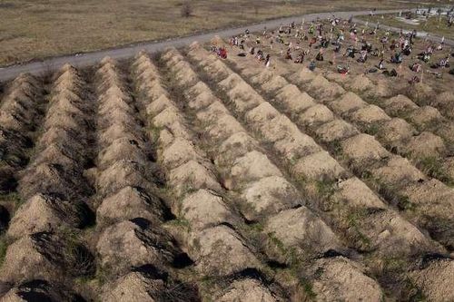 Hàng trăm ngôi mộ đào sẵn cho bệnh nhân COVID gây bất bình