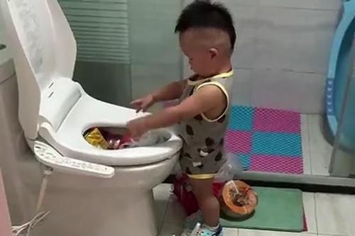 Thấy mẹ ngủ thiếp vì mệt, bé trai tự giác mang đồ ăn đi rửa giúp và cái kết 'sang chấn tâm lý'