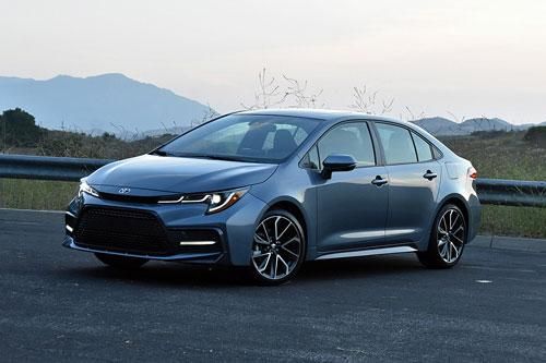 Toyota Corolla bỏ xa Honda Jazz về doanh số