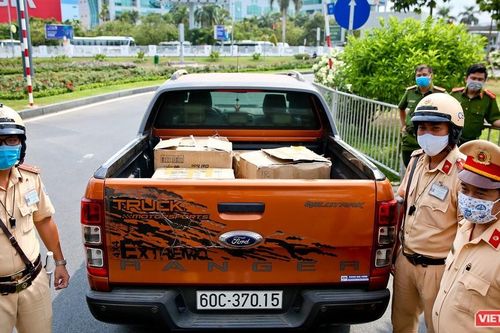 Chốt kiểm dịch COVID-19 bắt tiêu hủy lô hàng 10.000 khẩu trang lậu