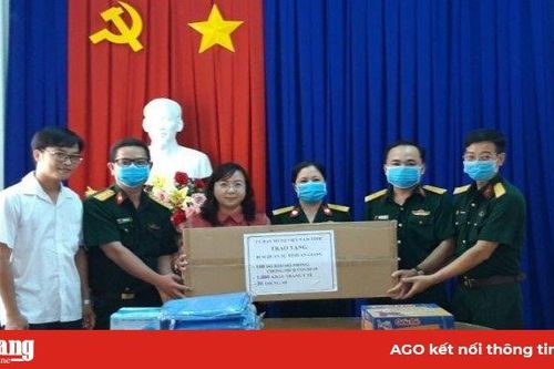Trao tặng đồ bảo hộ phòng, chống dịch Covid-19 cho Bộ Chỉ huy Quân sự tỉnh An Giang