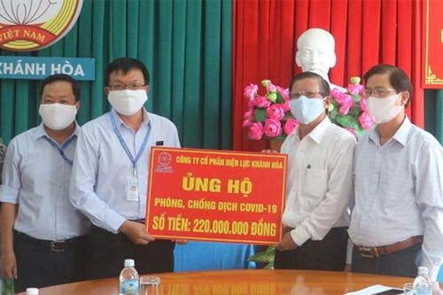 Các cơ quan, đơn vị, doanh nghiệp trao tiền, gạo ủng hộ phòng, chống dịch Covid-19