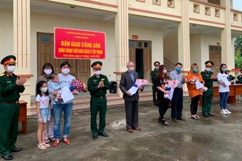 Bộ CHQS tỉnh bàn giao công dân hoàn thành cách ly y tế tập trung