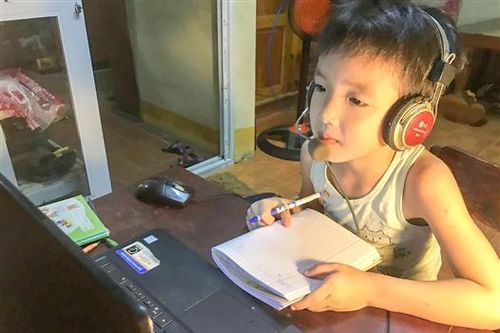 Học sinh tham gia cuộc thi trực tuyến về phòng tránh tai nạn bom mìn