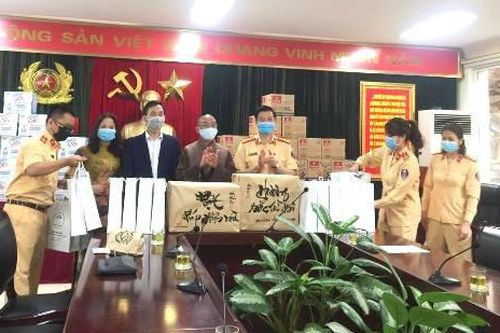 Chùa Hòa Phúc tặng 2000 khẩu trang kháng khuẩn cho Cảnh sát giao thông Thủ đô