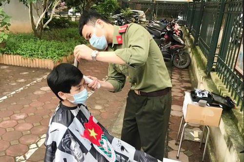 Chiến sỹ công an 'trổ tài' cắt tóc cho đồng đội giữa mùa dịch Covid-19