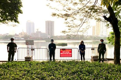Lập chốt quanh hồ và sân chung cư, quyết liệt xử lý vi phạm Chỉ thị 16 của Thủ tướng Chính phủ
