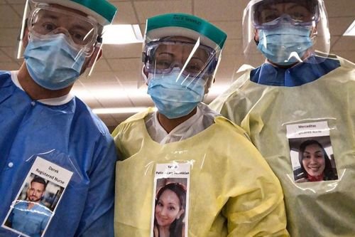 Bác sĩ dán ảnh tươi cười lên áo bảo hộ để an ủi bệnh nhân nhiễm virus